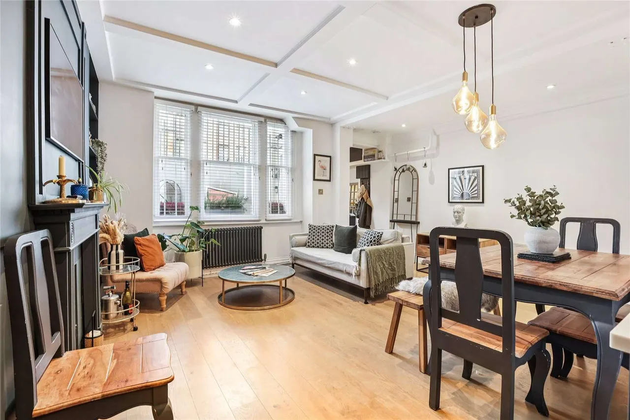 2 bed flat for sale — Comeragh Road, London, W14 9HS