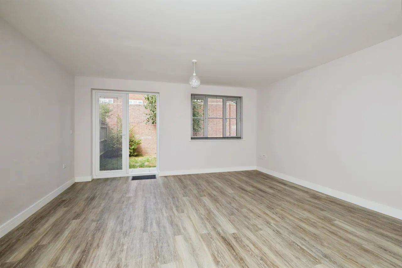 Fitzmaurice Mews, Eastbourne, photo 2