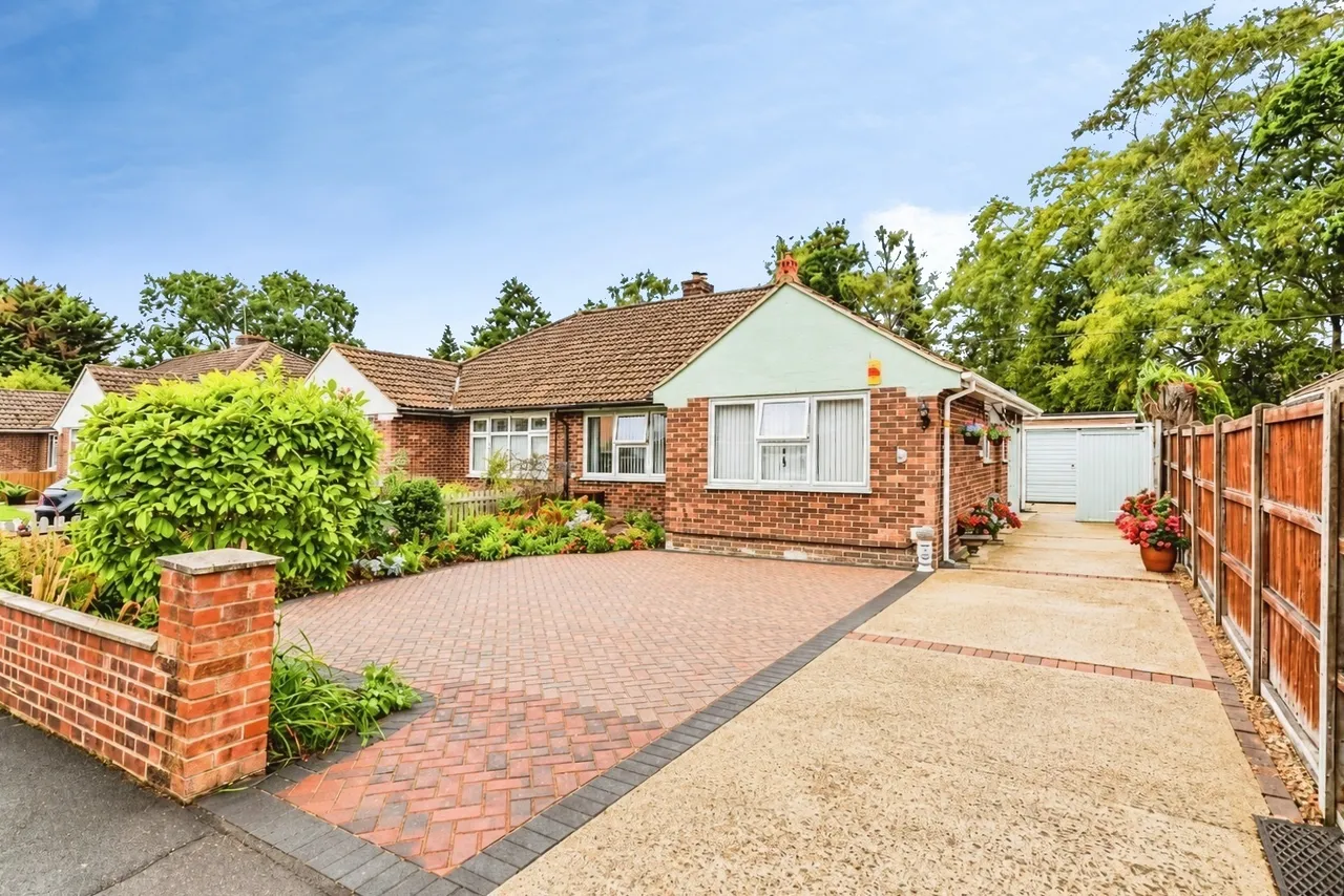 3 bed house for sale, Warwick Road, Ash Vale, GU12