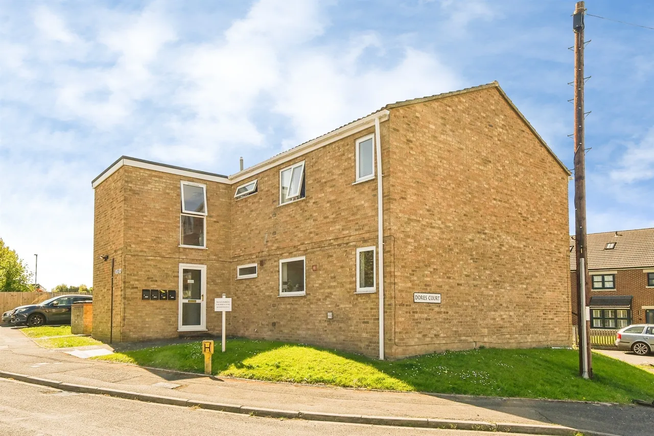 2 bed flat for sale — Dores Court, Swindon