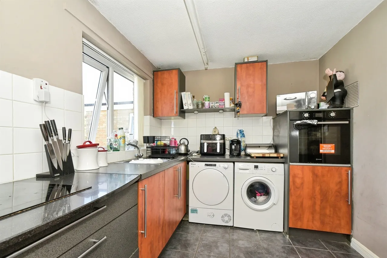 Dores Court, Swindon, photo 4