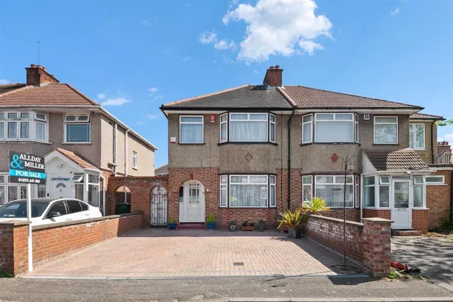 3 bed house for sale — New Road, Uxbridge