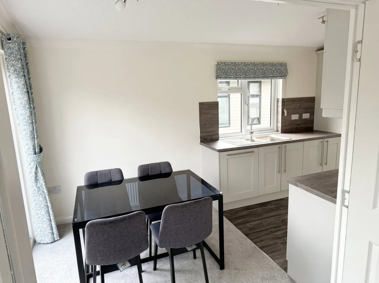 Stately Albion Lodge, Riverdane Holiday Park, photo 4