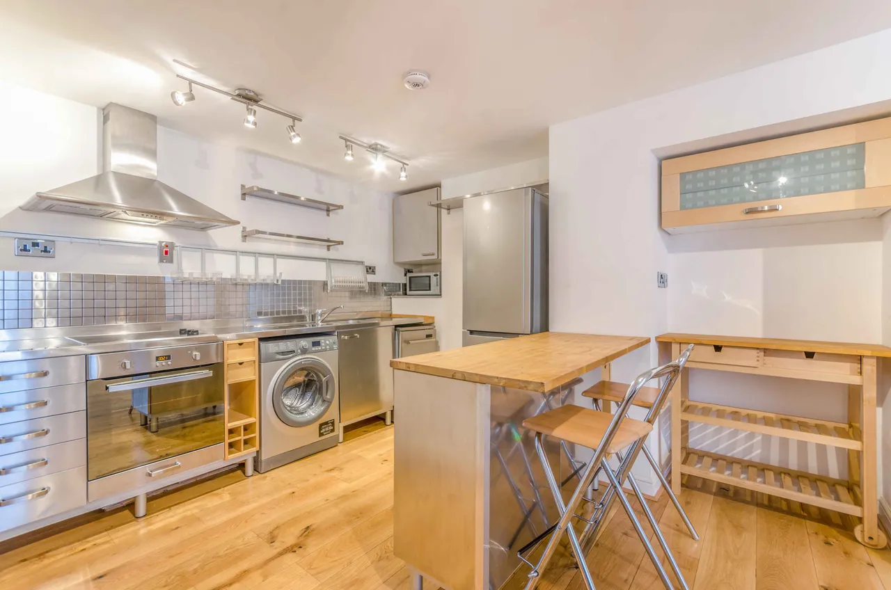 Basement Flat, 20 Highbury Grove, London, photo 2