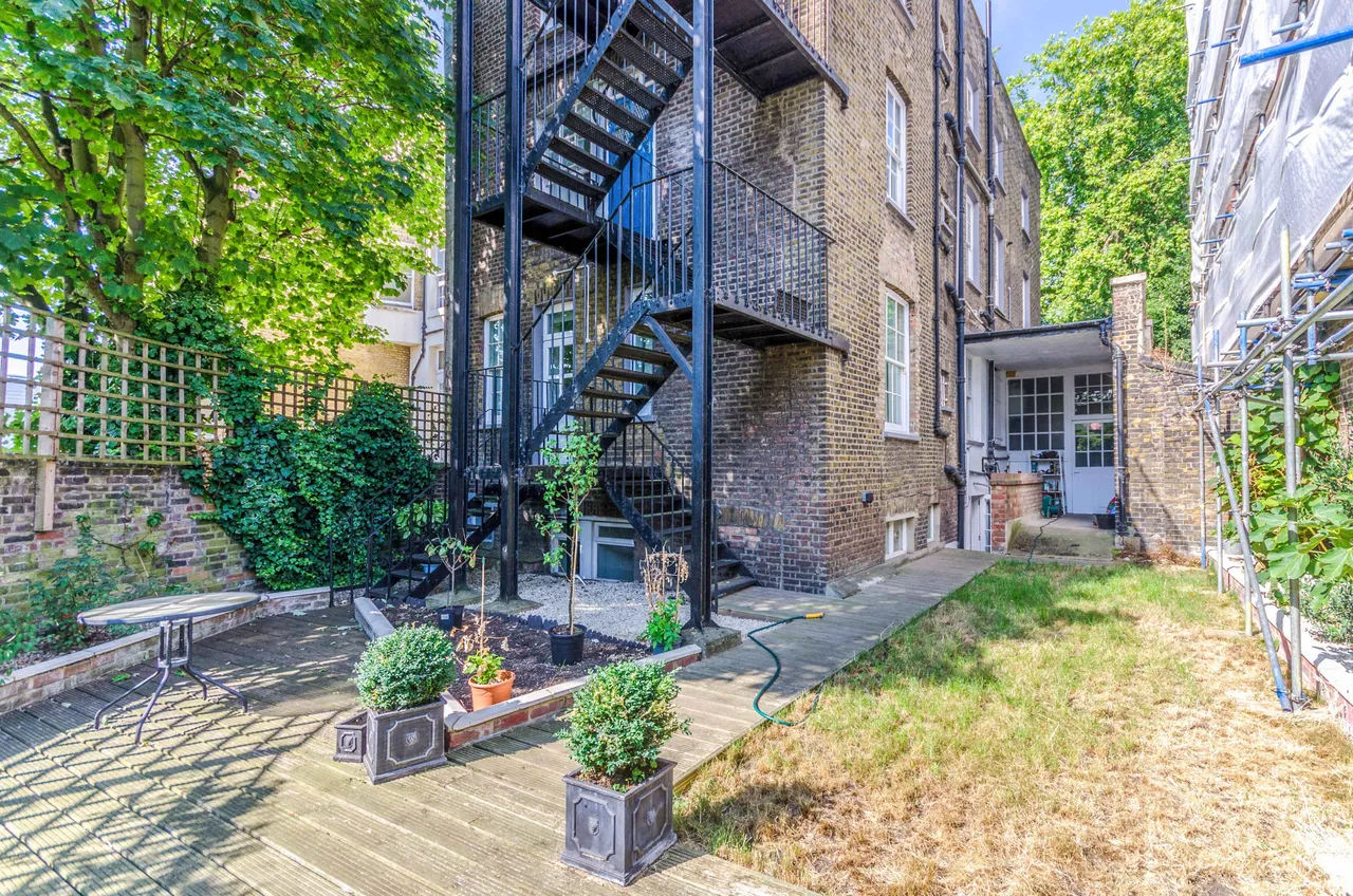 2 bed flat to rent — Basement Flat, 20 Highbury Grove, London