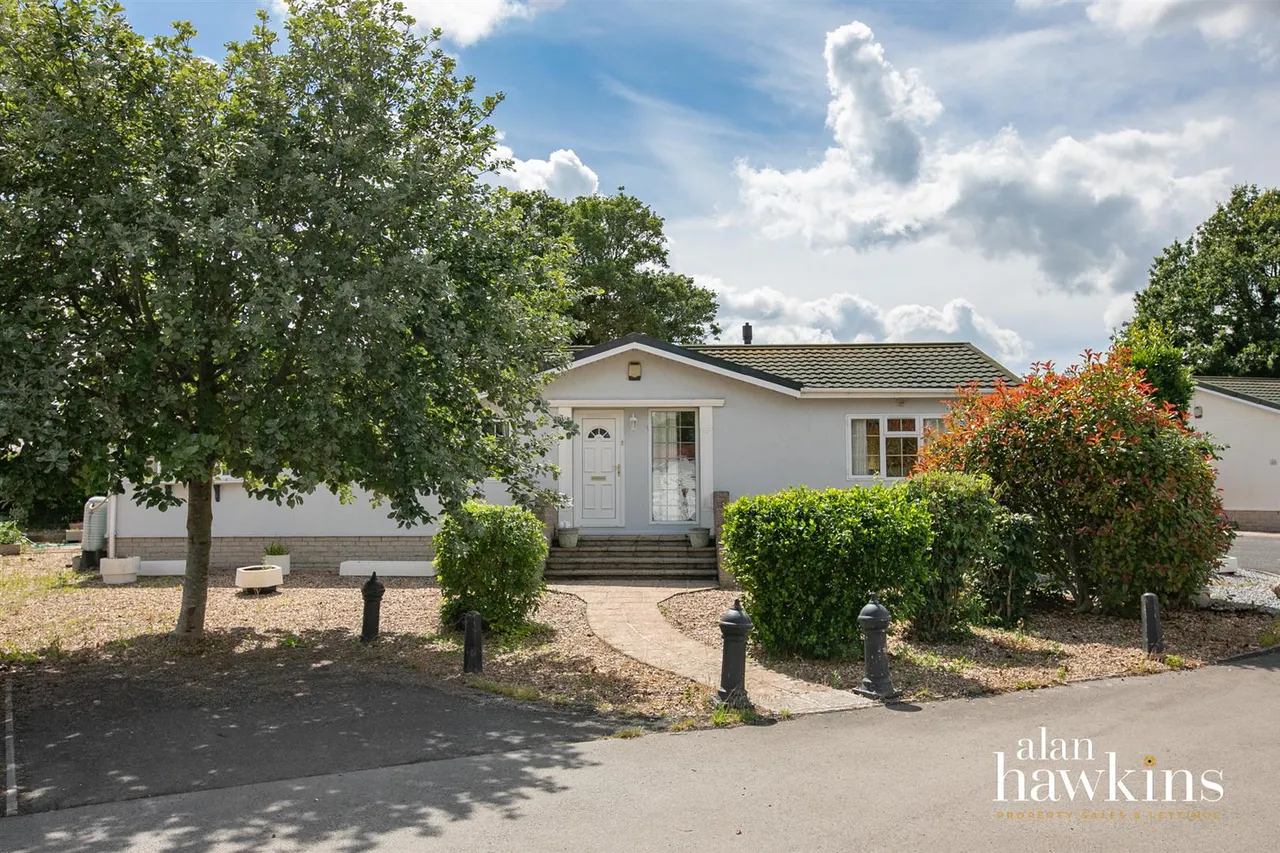 3 bed park home for sale, Lillybrook Estate, Lyneham, SN15