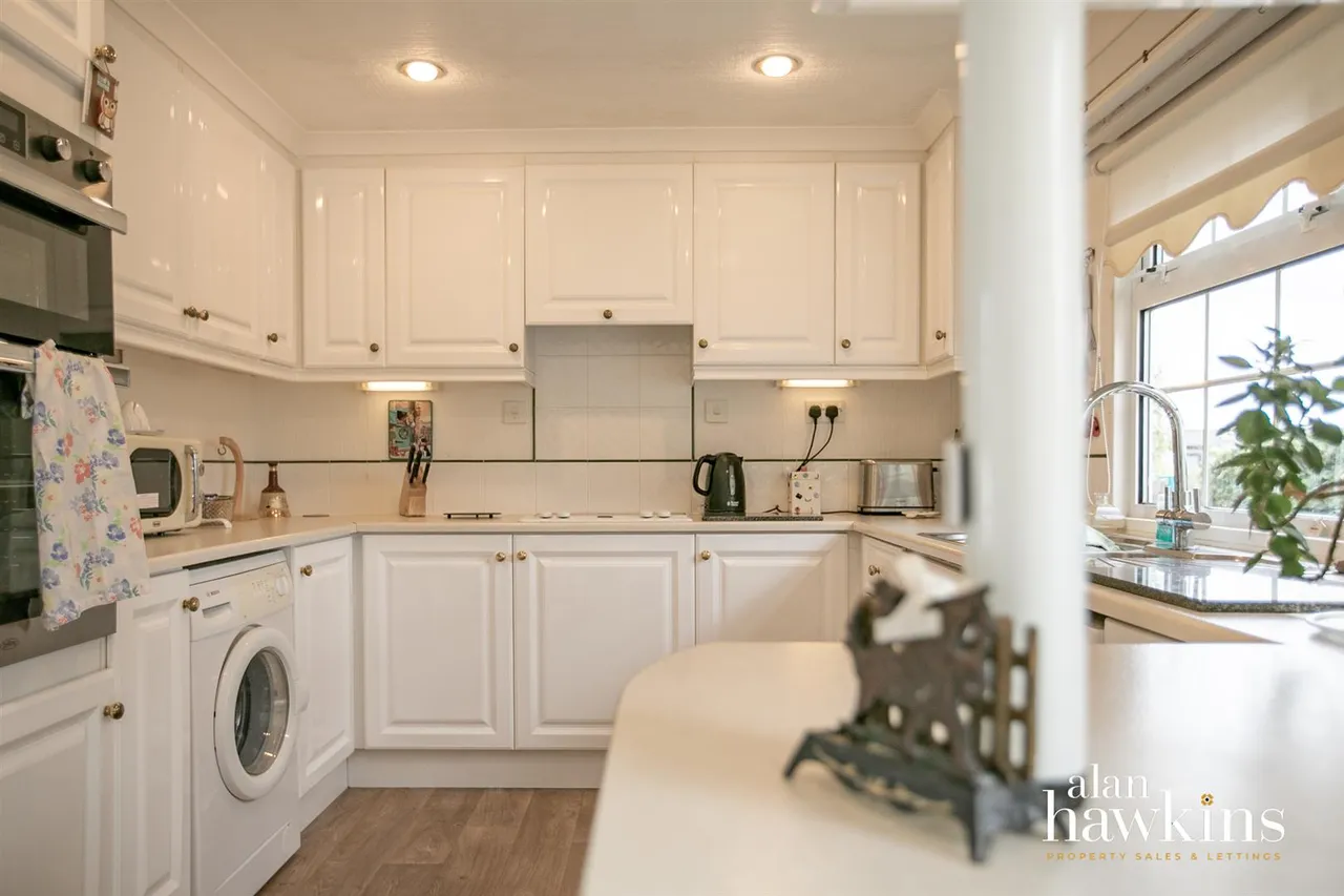 Lillybrook Estate, Lyneham, SN15, photo 9