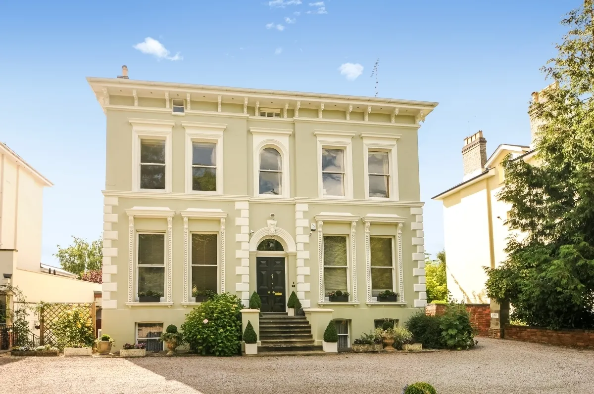 3 bed flat to rent — Evesham Road Cheltenham GL52