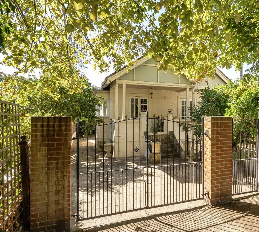 3 bed house for sale, Parke Road, Sunbury-on-Thames, TW16
