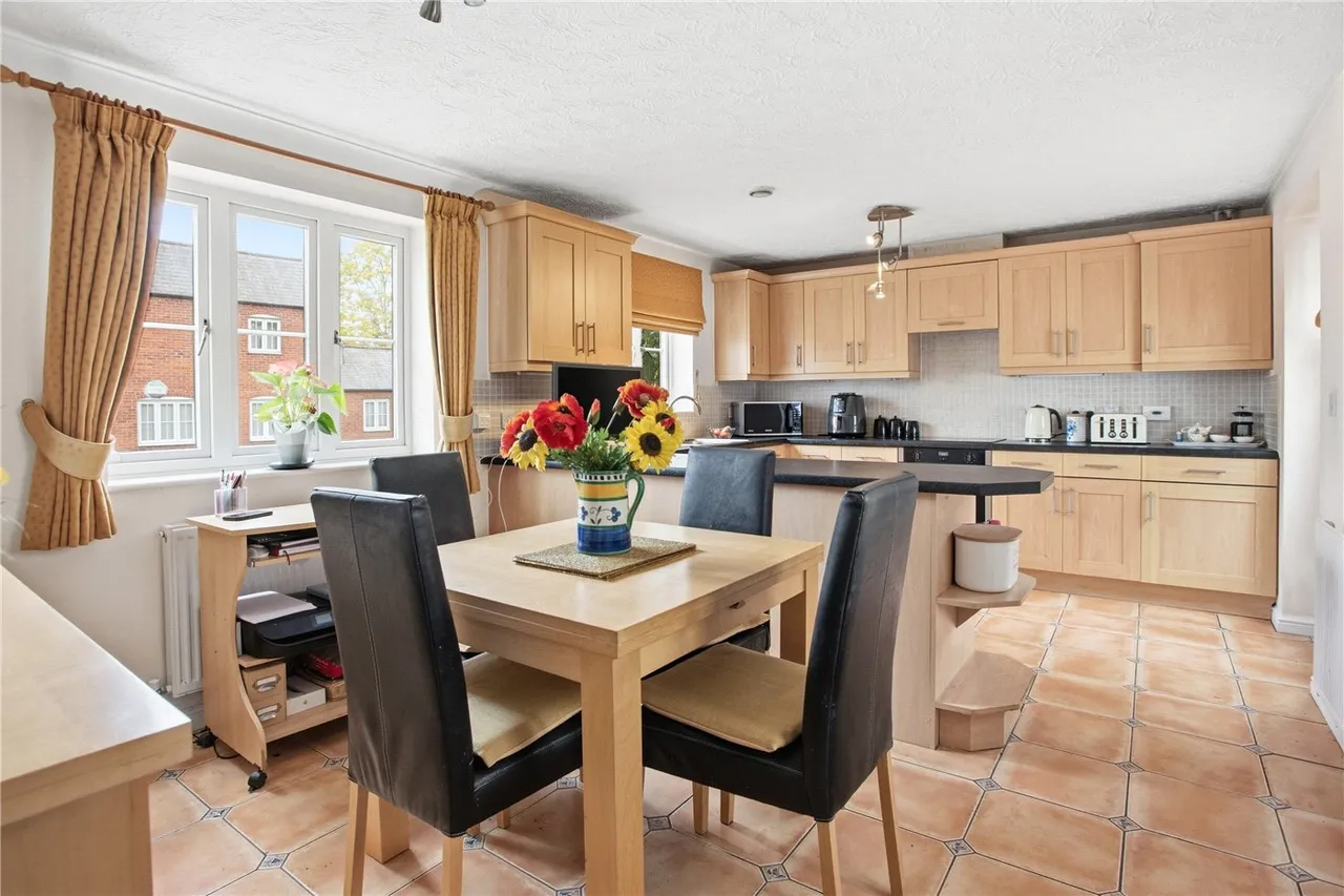 St. Peters Way, Stratford-upon-Avon, Warwickshire, CV37, photo 2