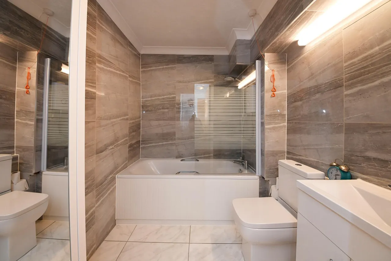 Lychgate Court, 34 Friern Park, London, Uk, N12, photo 2