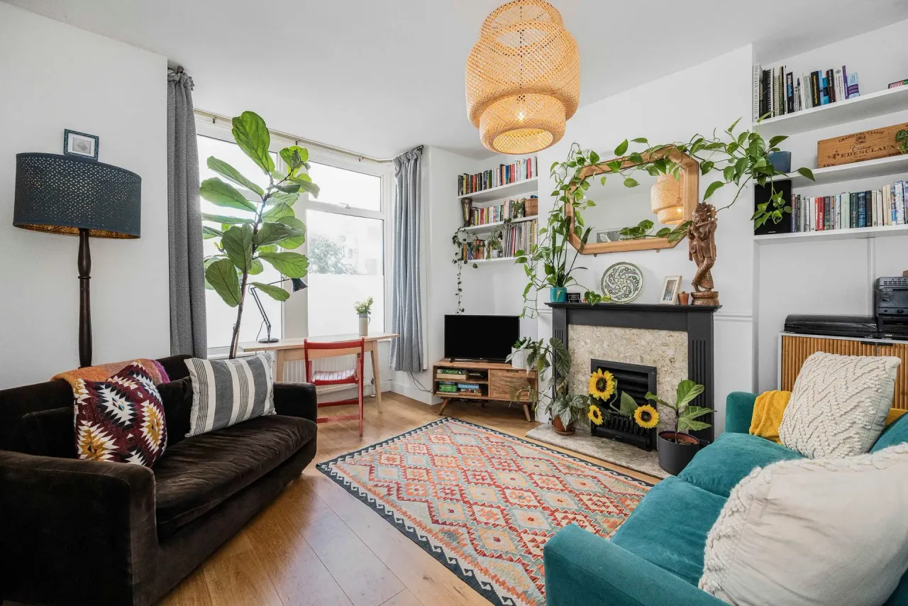 2 bed flat for sale — Hainault Road, Leytonstone, E11