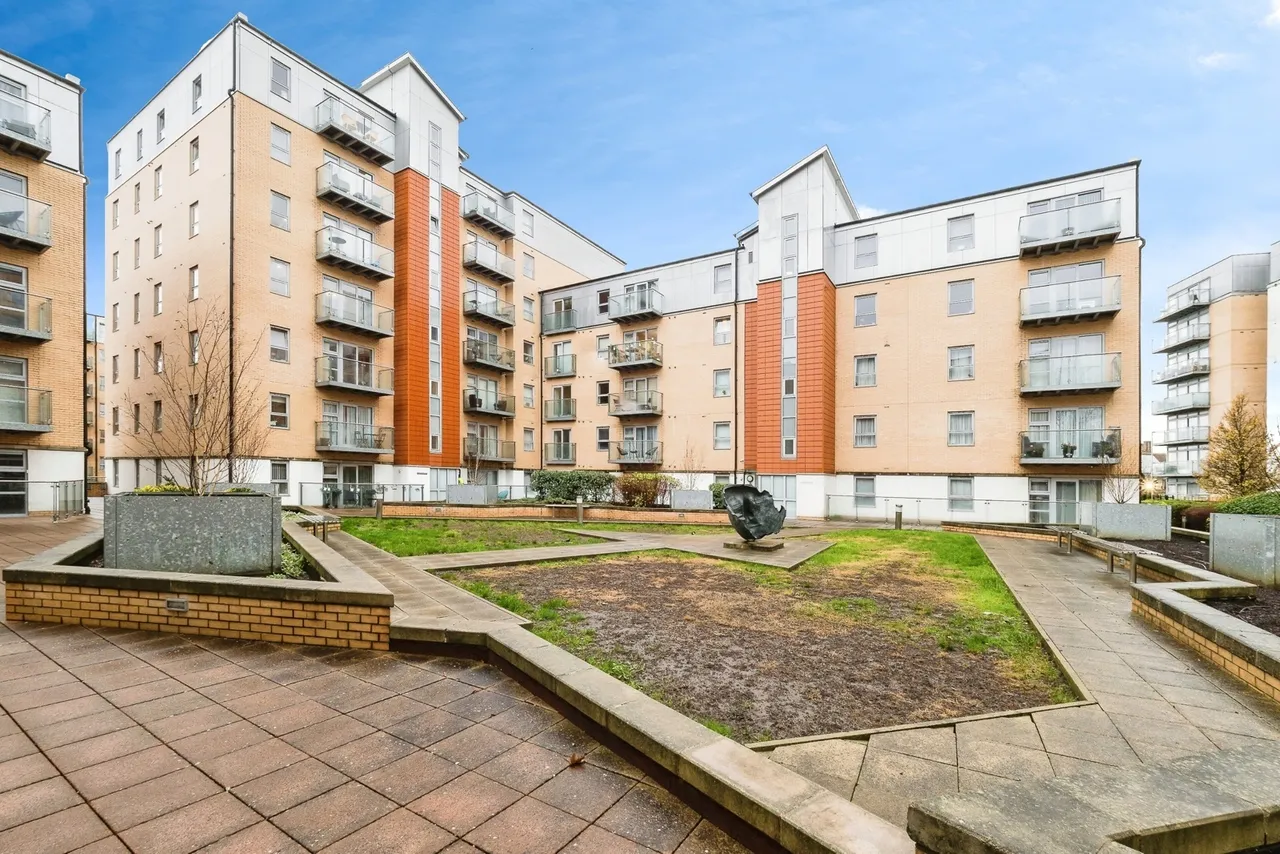 2 bed flat for sale — Gatekeepers House, Queen Mary Avenue, London, E18