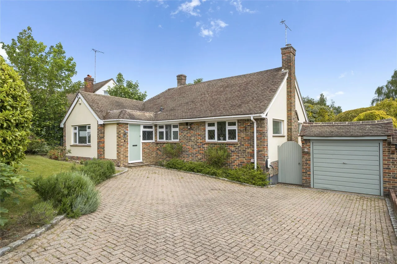 3 bed house for sale — Heath Ridge Green, Cobham, Surrey, KT11