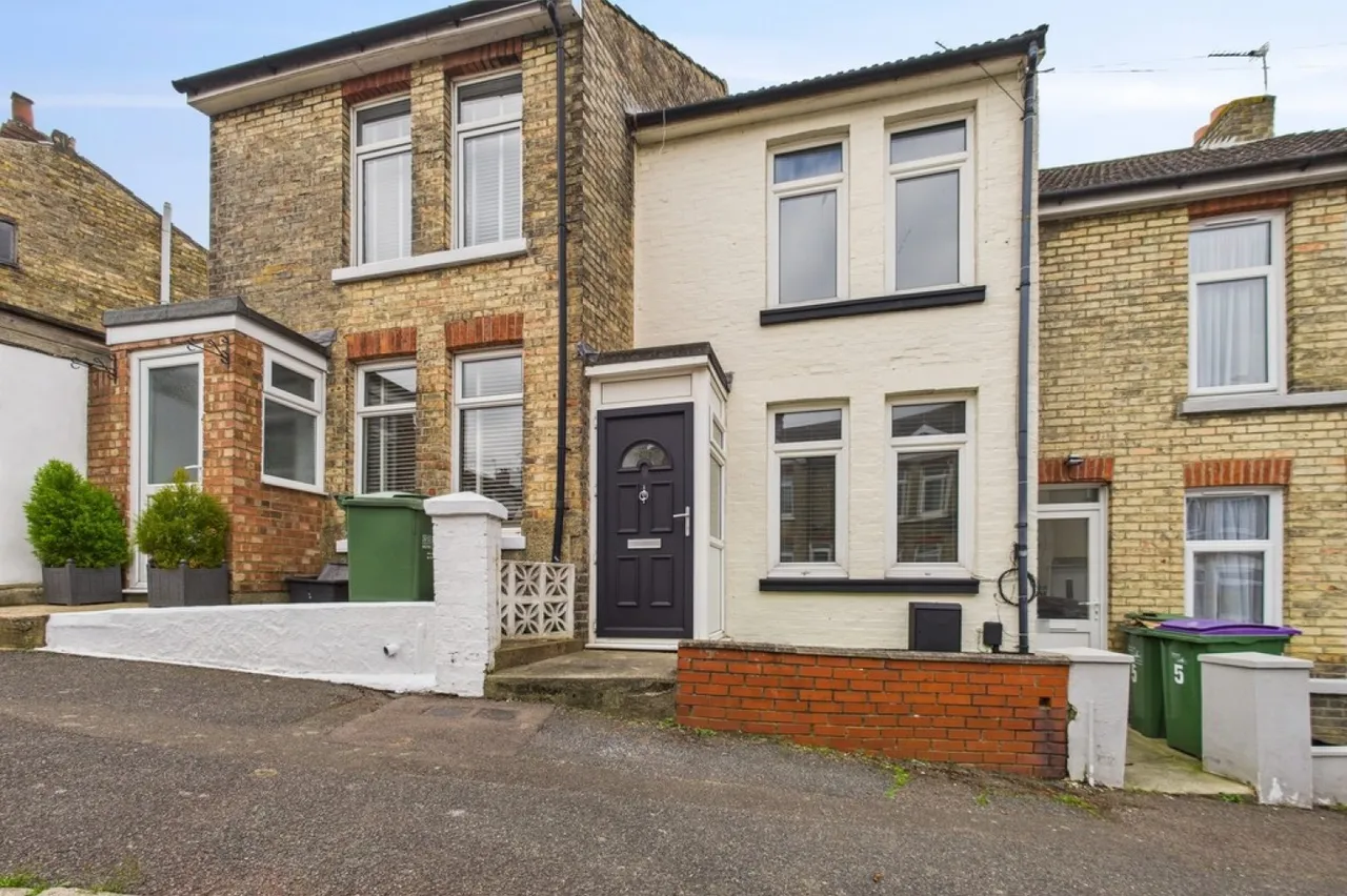 2 bed house to rent, Edward Road, Folkestone, CT19