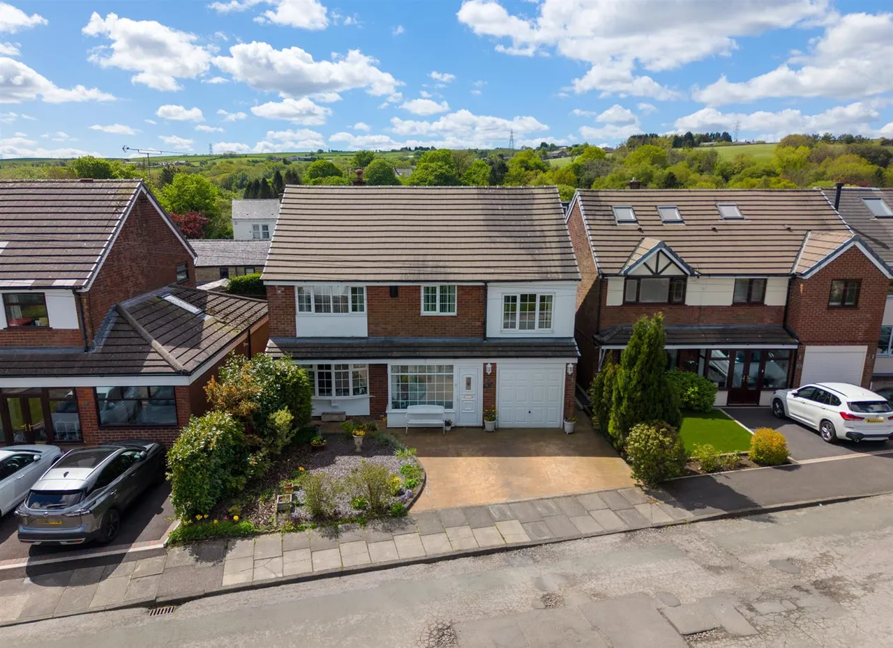 4 bed house for sale — Quarlton Drive, Hawkshaw, Bury, BL8 4JY