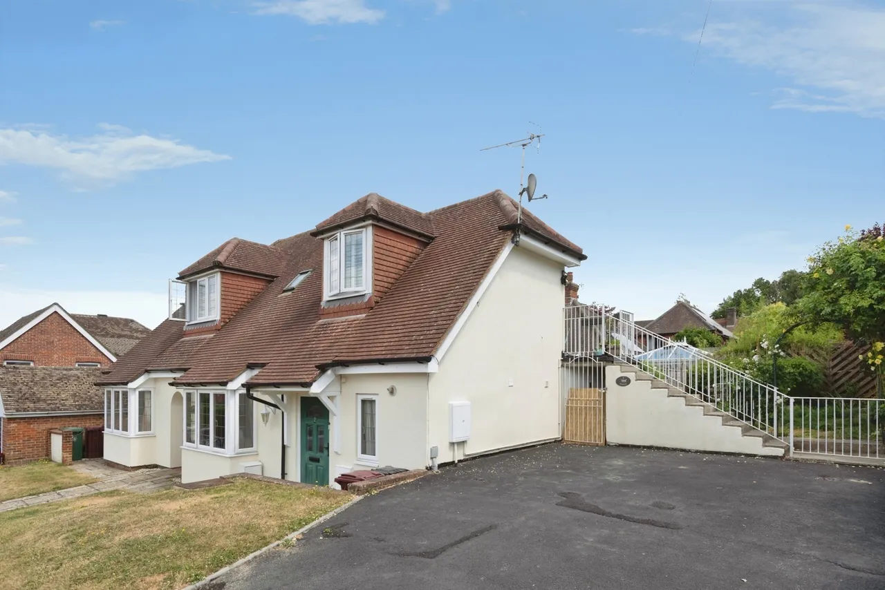 2 bed flat for sale, Hillside Road, Haslemere, GU27