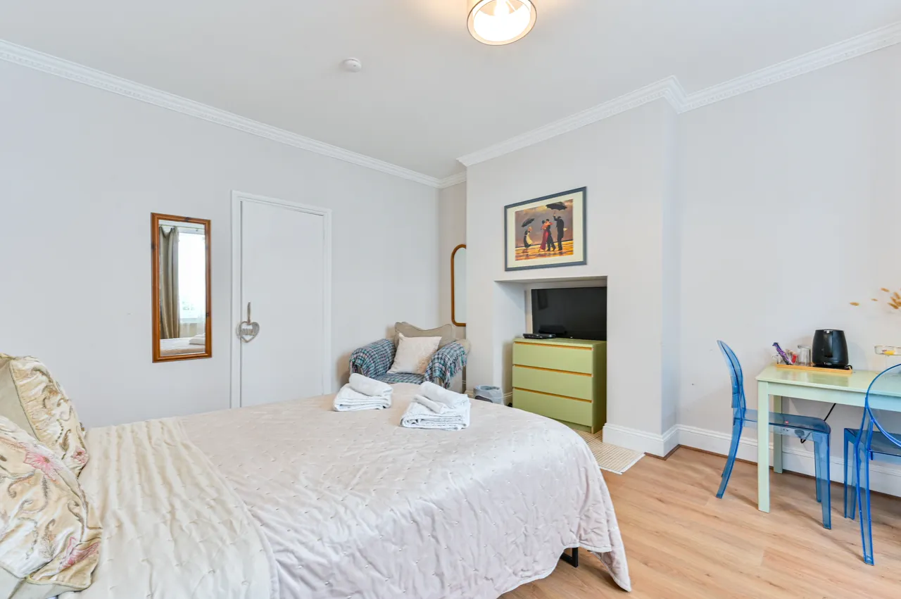 2 bed flat for sale — 171a Blythe Road, London