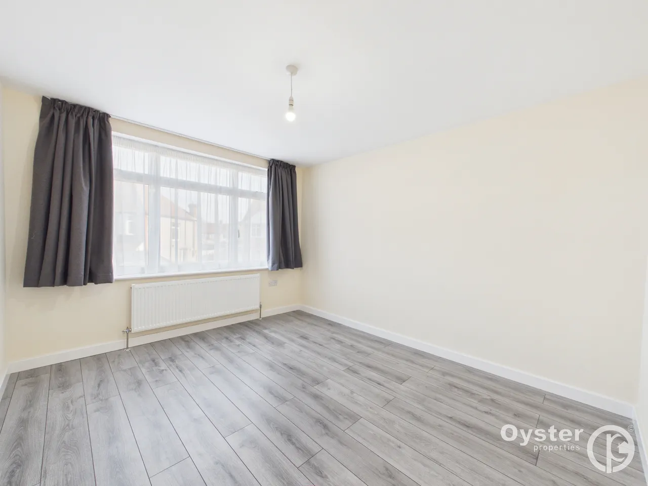 4 bed flat to rent, North Circular Road, London, NW2