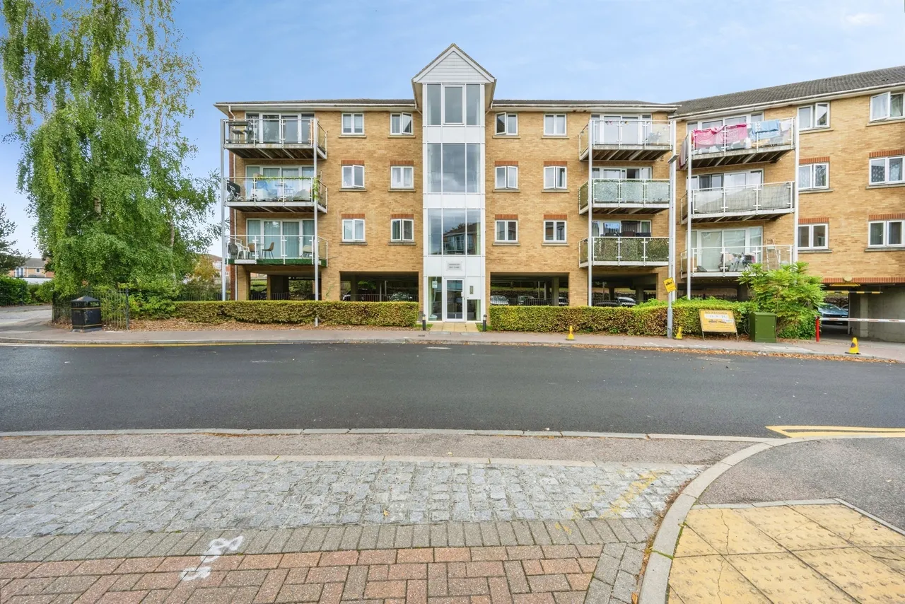 2 bed flat for sale — Foxglove Way, Luton