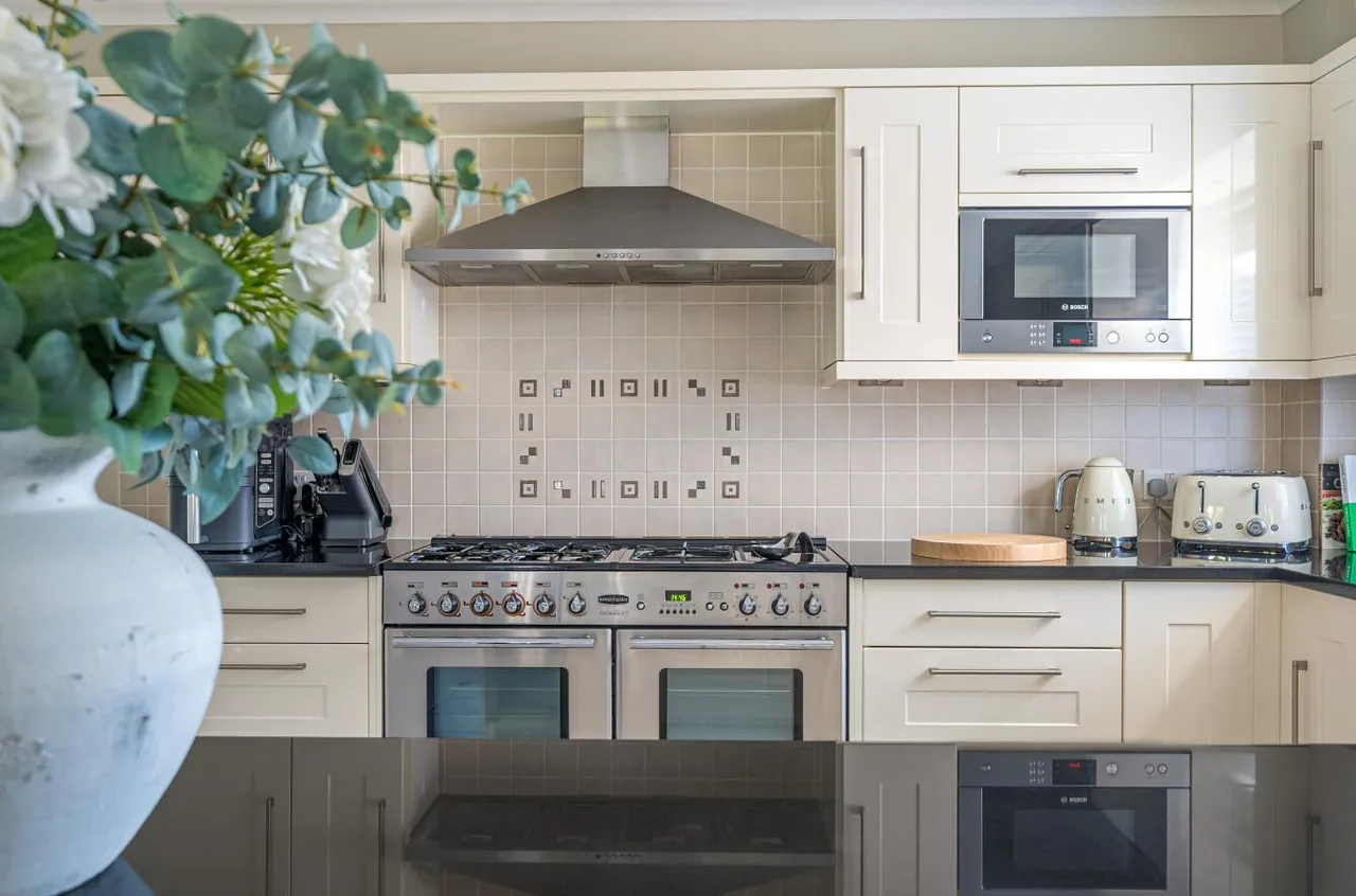 Desirable Village Location, The Orchard, photo 6