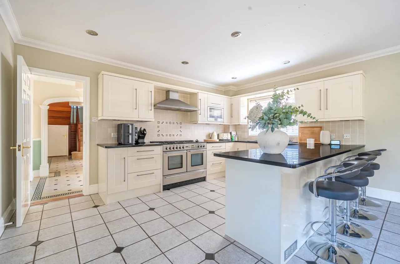 Desirable Village Location, The Orchard, photo 2