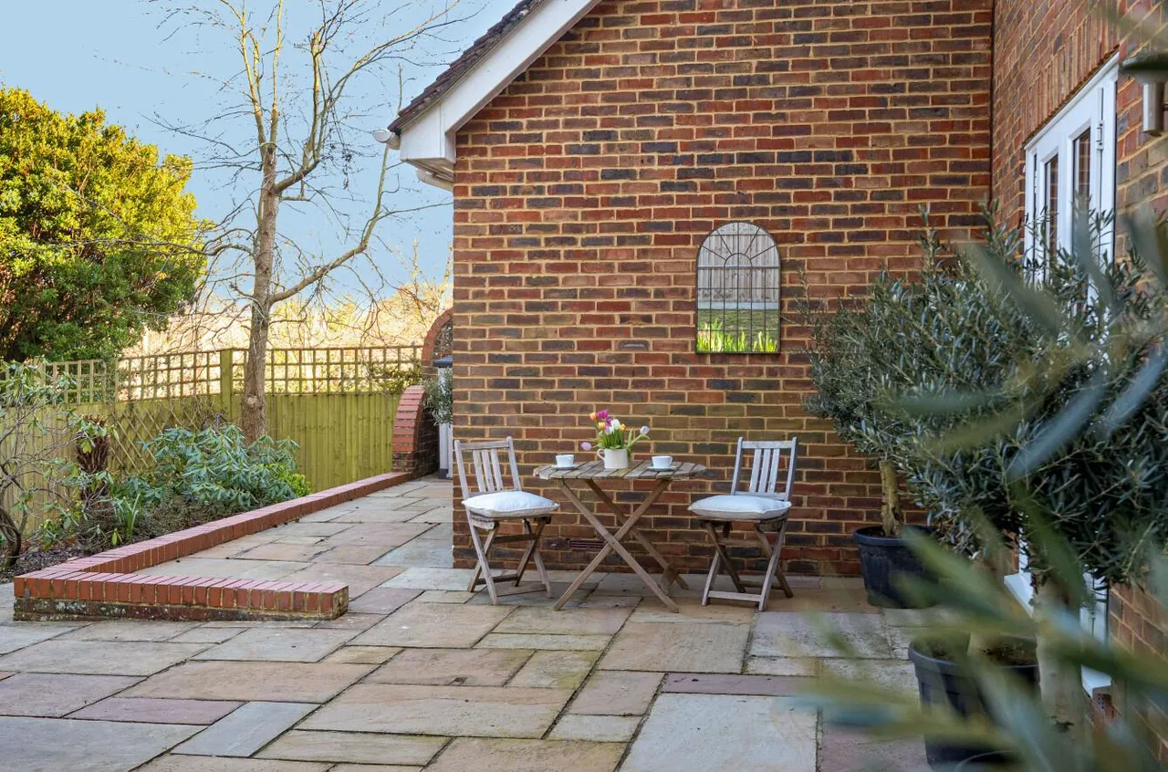 Desirable Village Location, The Orchard, photo 29