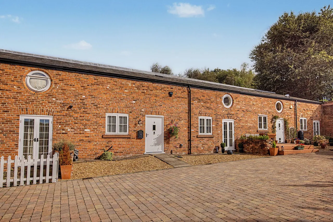 Cottages Lumb Brook Road, Warrington, photo 16