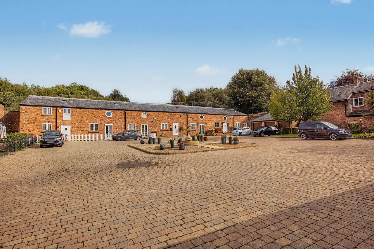 Cottages Lumb Brook Road, Warrington, photo 14