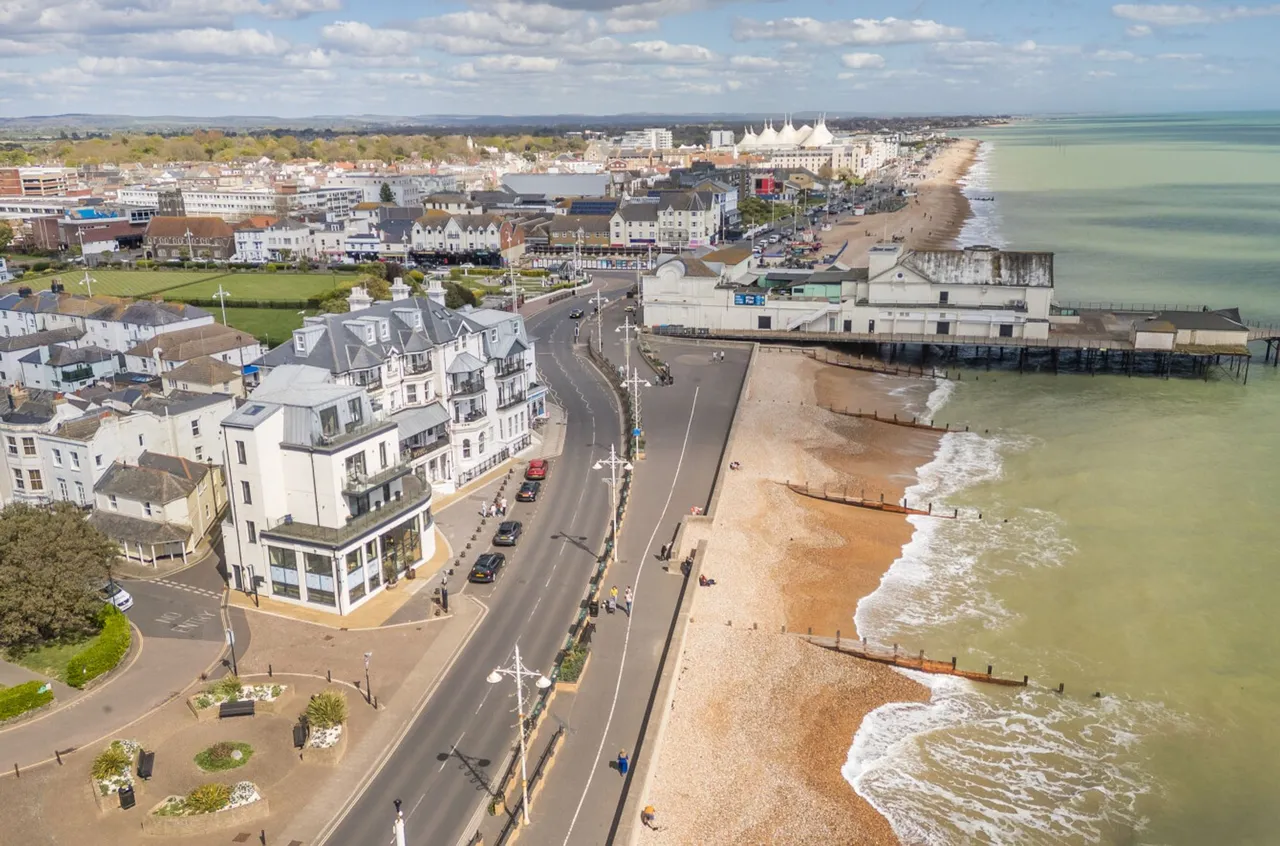 2 bed property for sale, The Esplanade, West Lodge, PO21