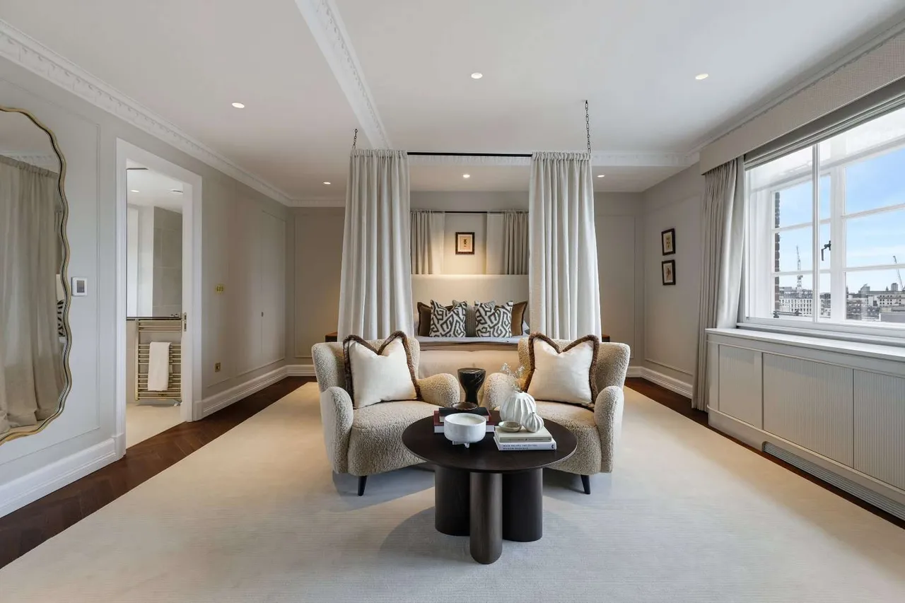 Grosvenor Square, London, W1K, photo 17