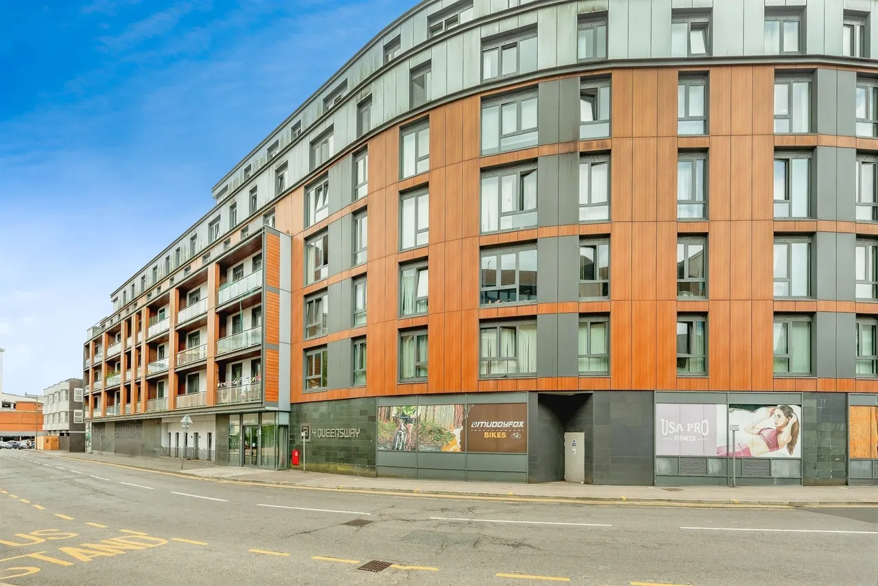2 bed flat for sale — Queensway, Redhill