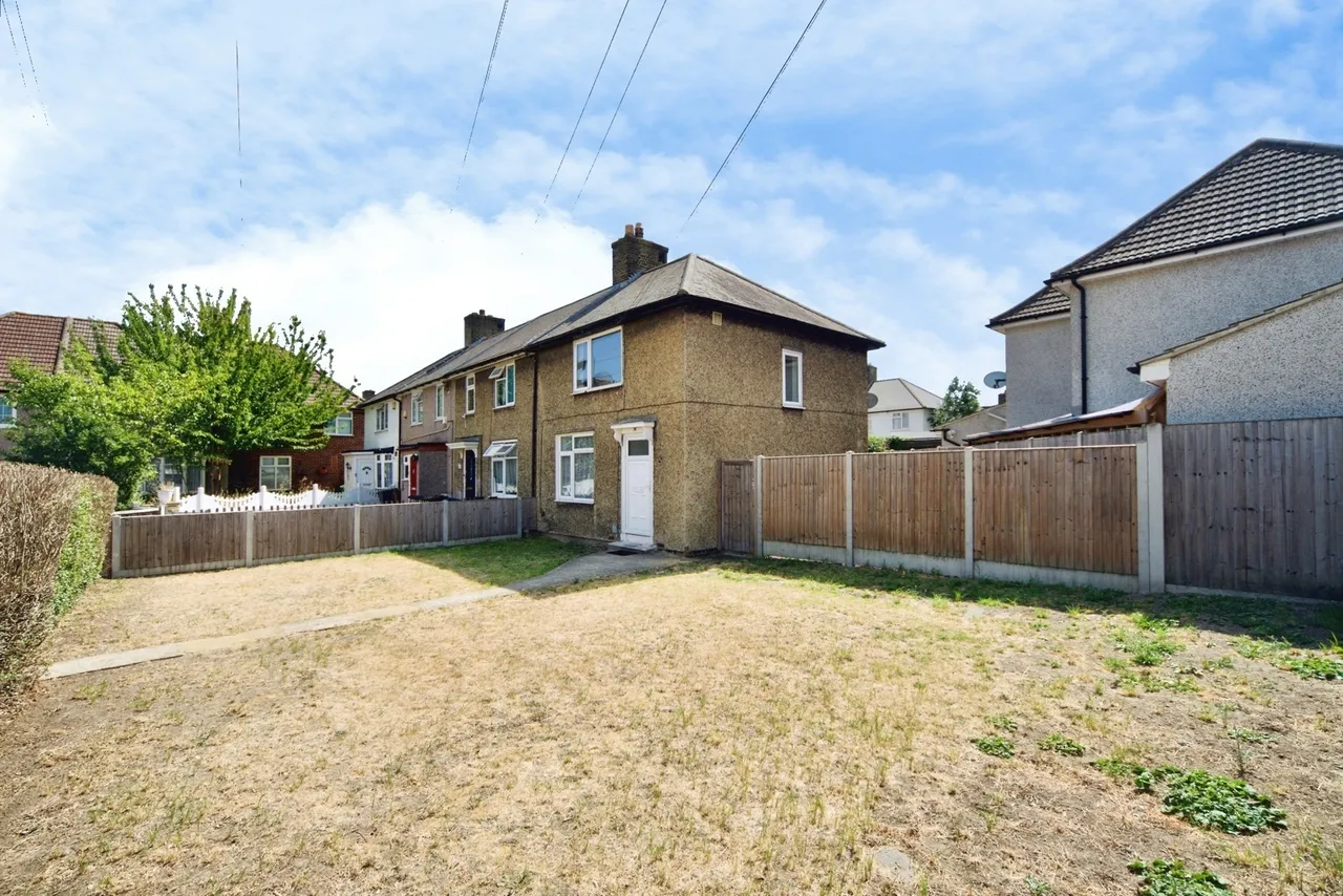 3 bed house for sale — Canonsleigh Road, DAGENHAM, ESSEX, RM9