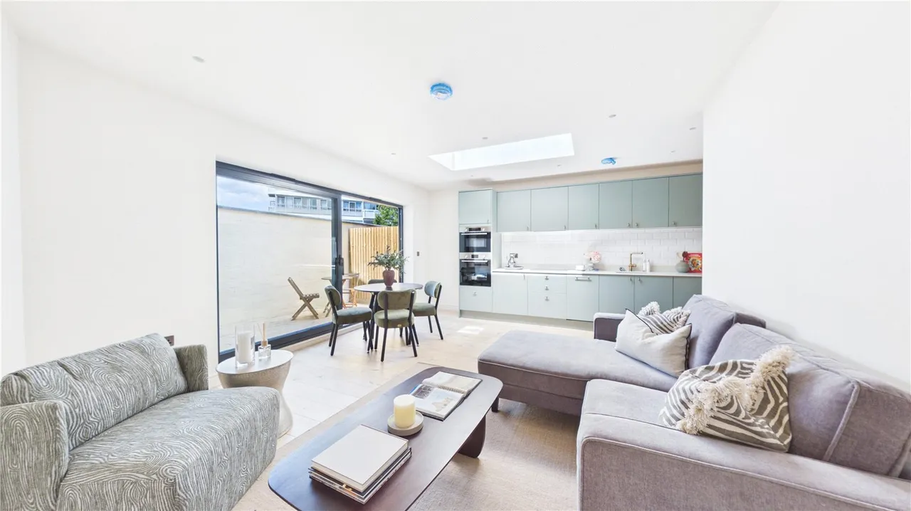 2 bed flat for sale, Brixton Hill, London, SW2