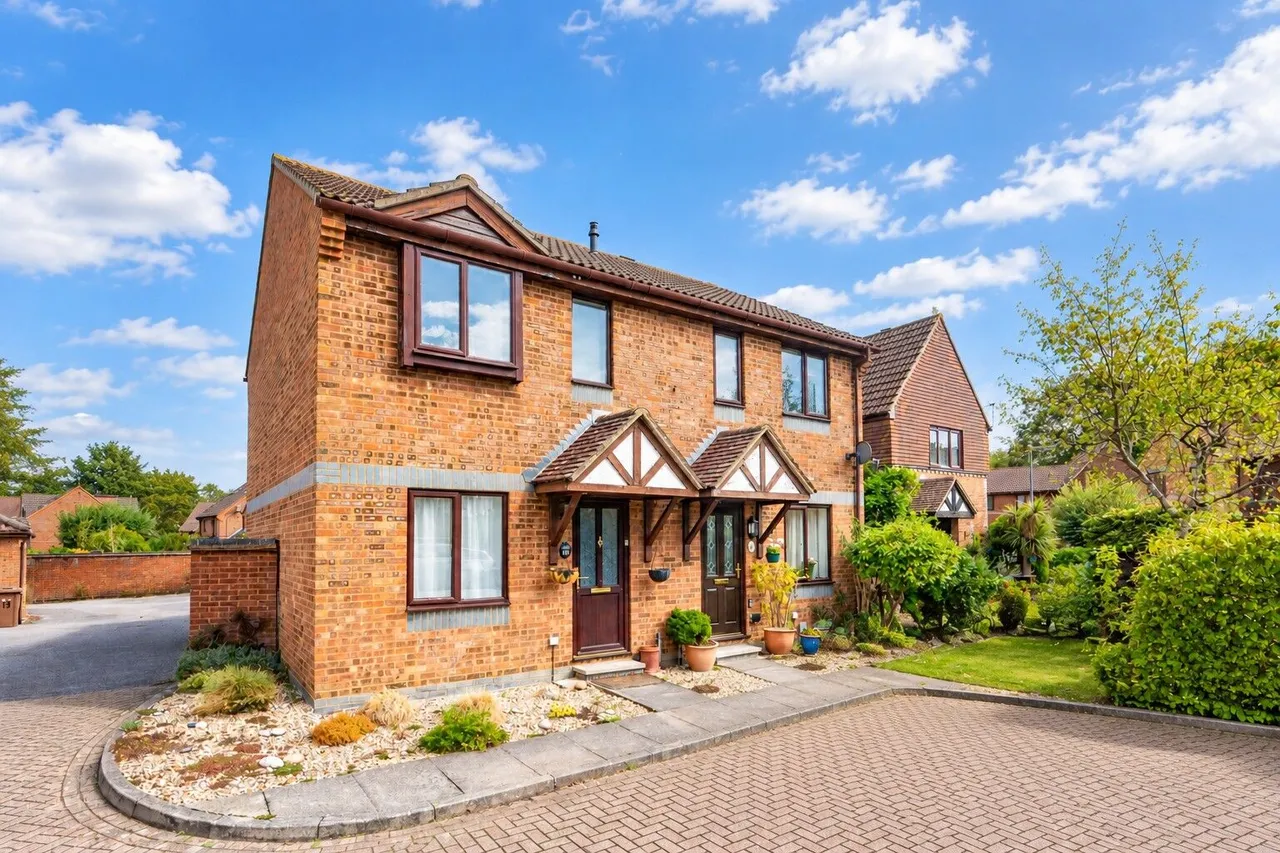 2 bed house for sale — 10 Bowers Close, Guildford