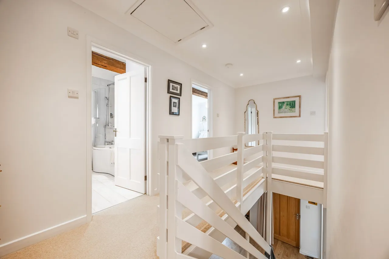 Three Bedroom Period Home with Sunset, photo 8