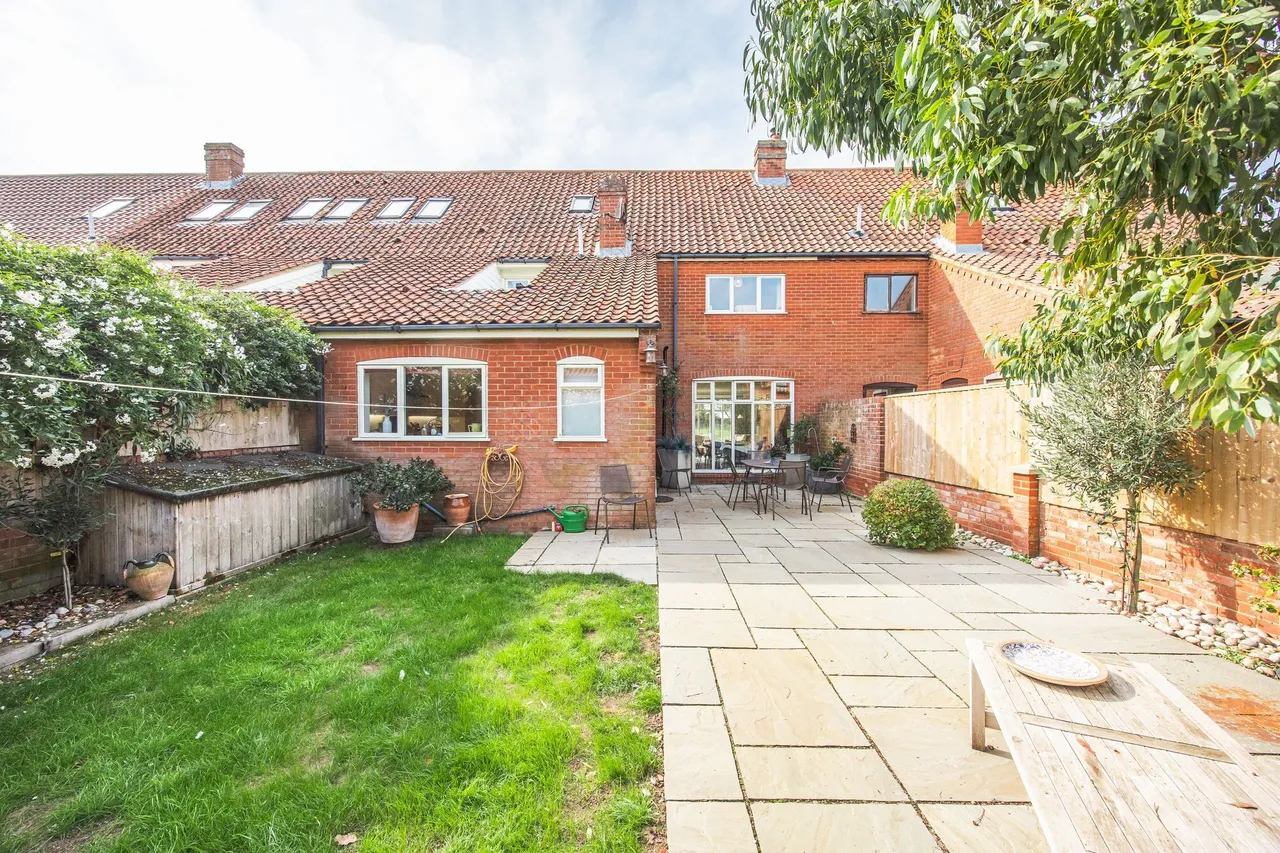 Three Bedroom Period Home with Sunset, photo 14