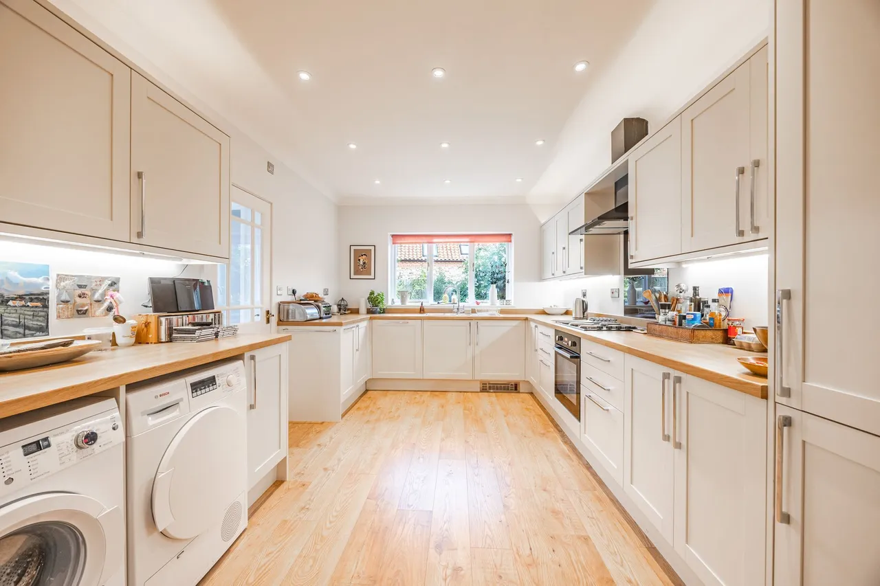 Three Bedroom Period Home with Sunset, photo 4