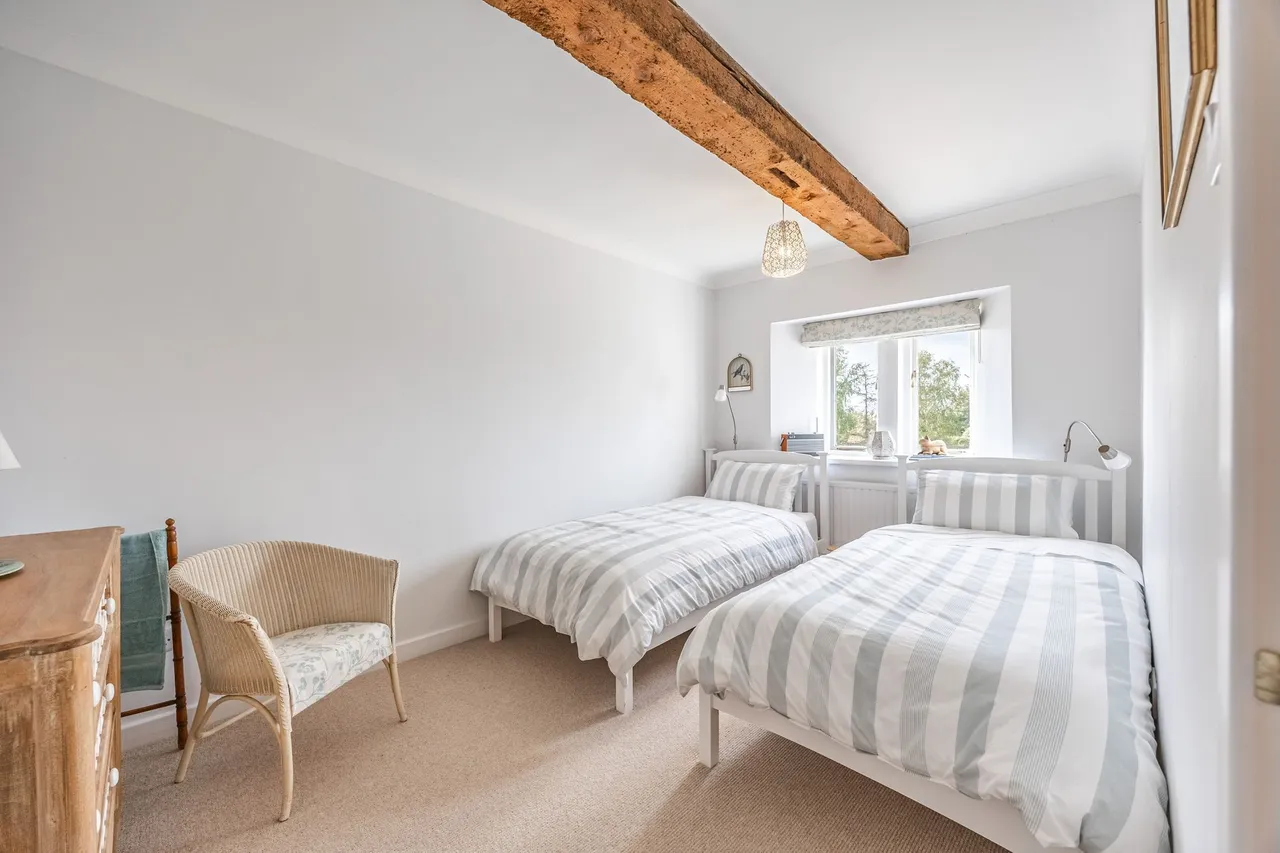 Three Bedroom Period Home with Sunset, photo 10