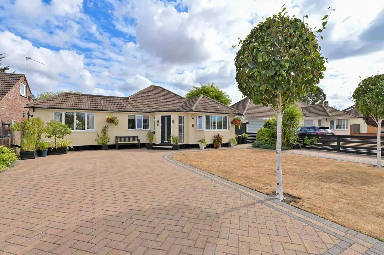 3 bed house for sale, Manor Grove, Fifield, SL6