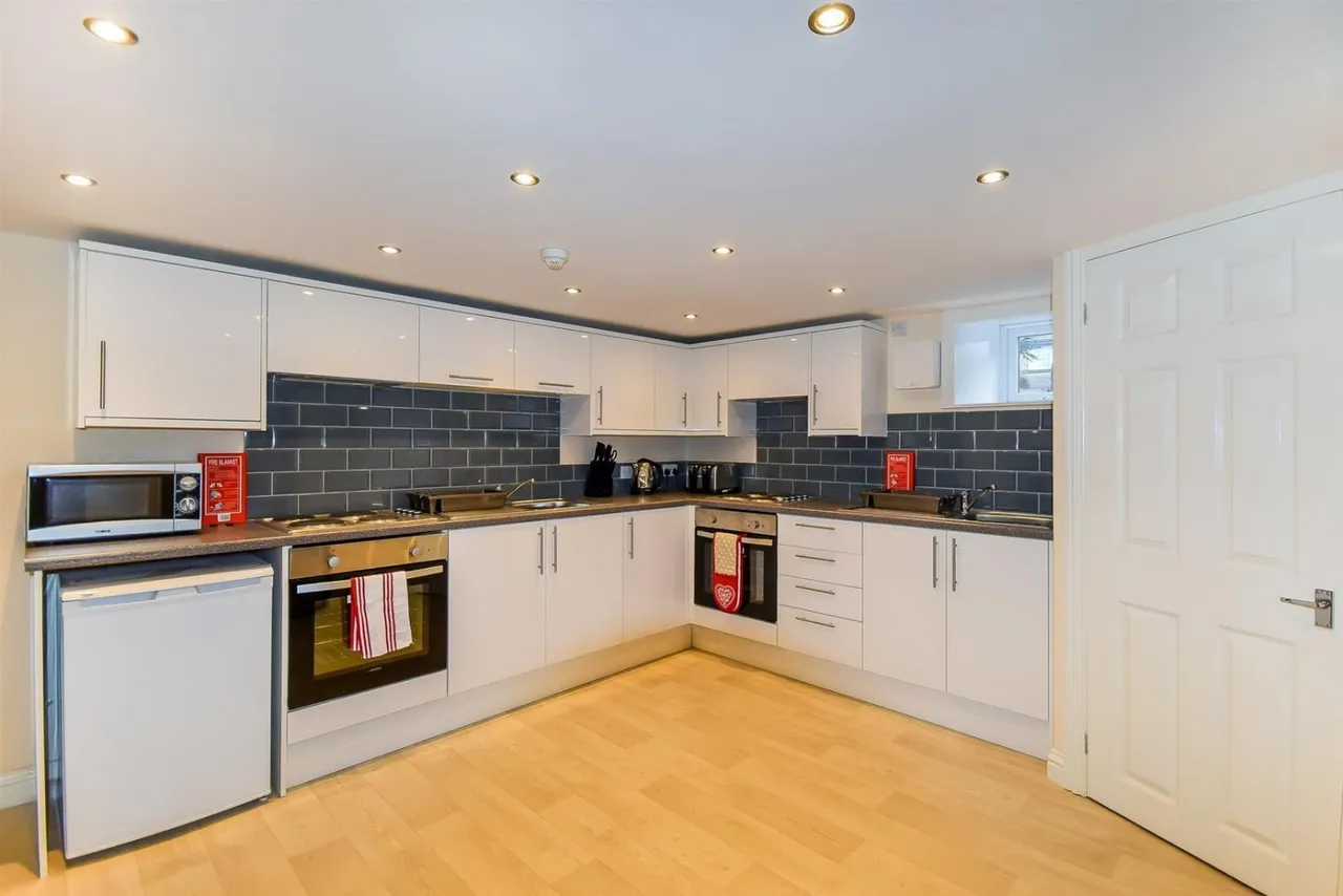 Cutler Heights Lane, Bradford, BD4 9JG, photo 4