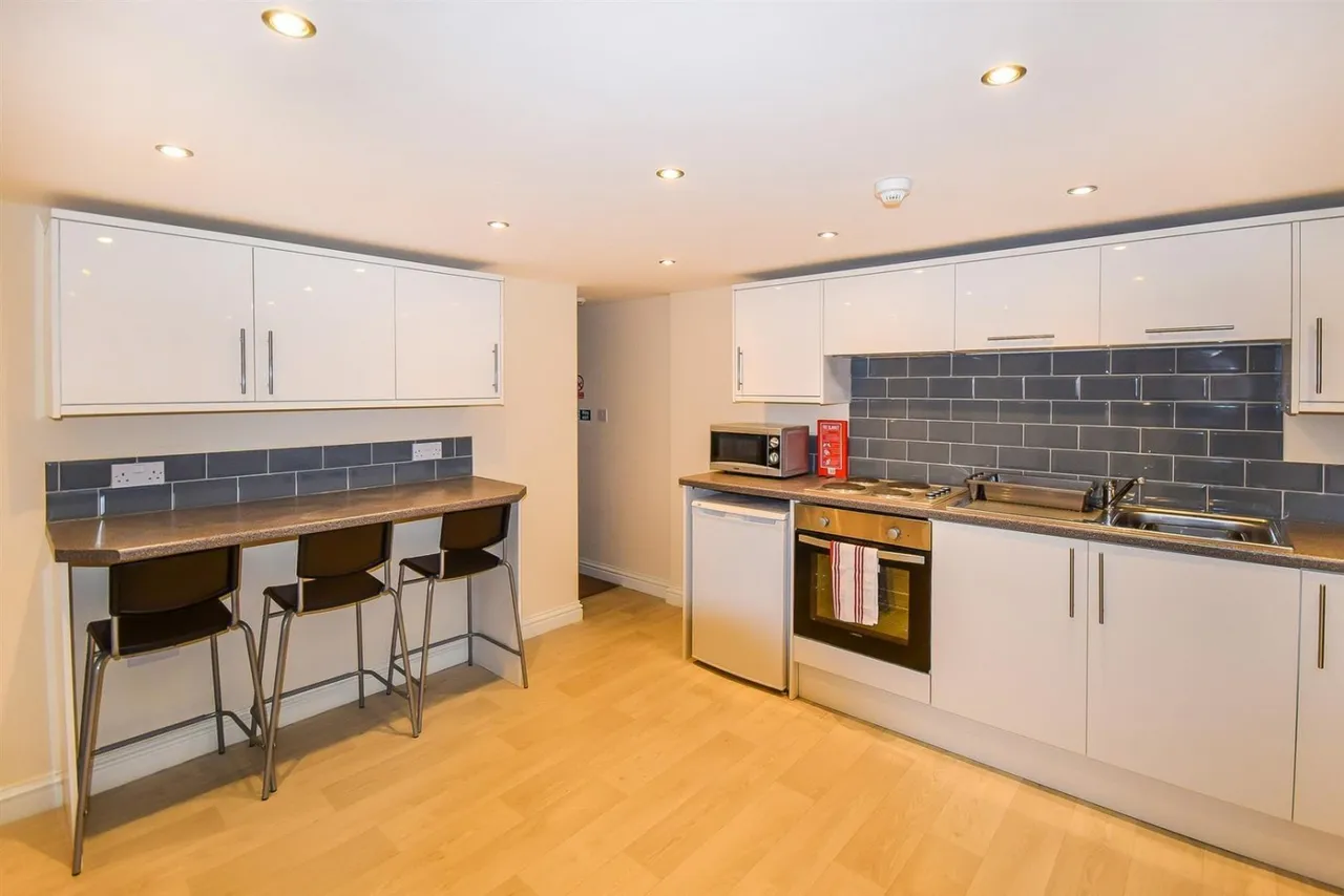 Cutler Heights Lane, Bradford, BD4 9JG, photo 2