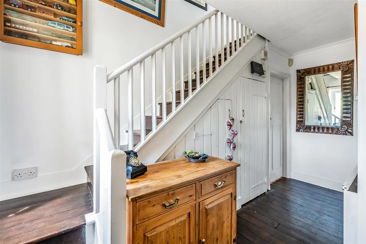 Middle Street, Betchworth, RH3, photo 9
