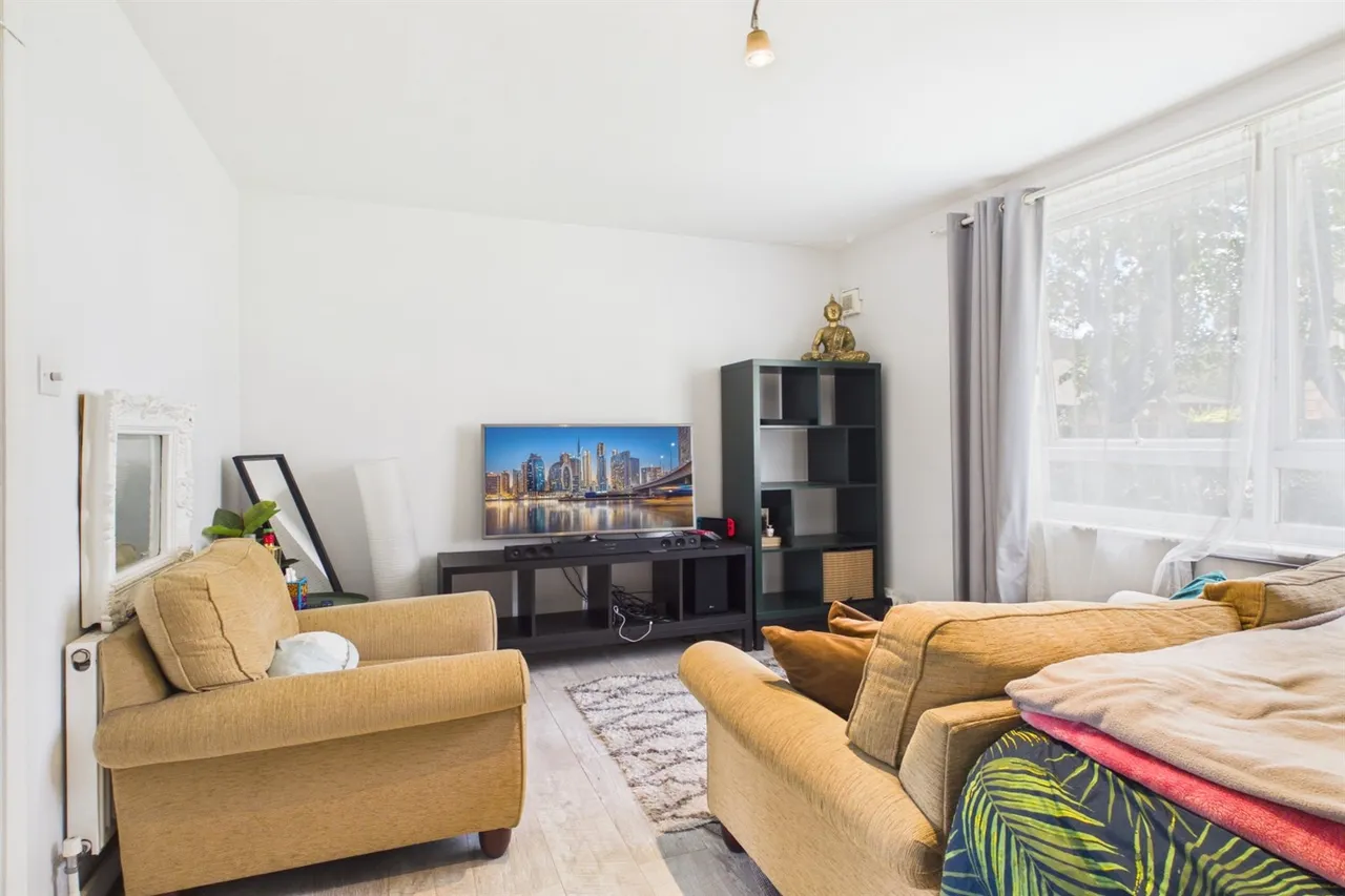 flat to rent — Altyre Road, London, CR0 5LE
