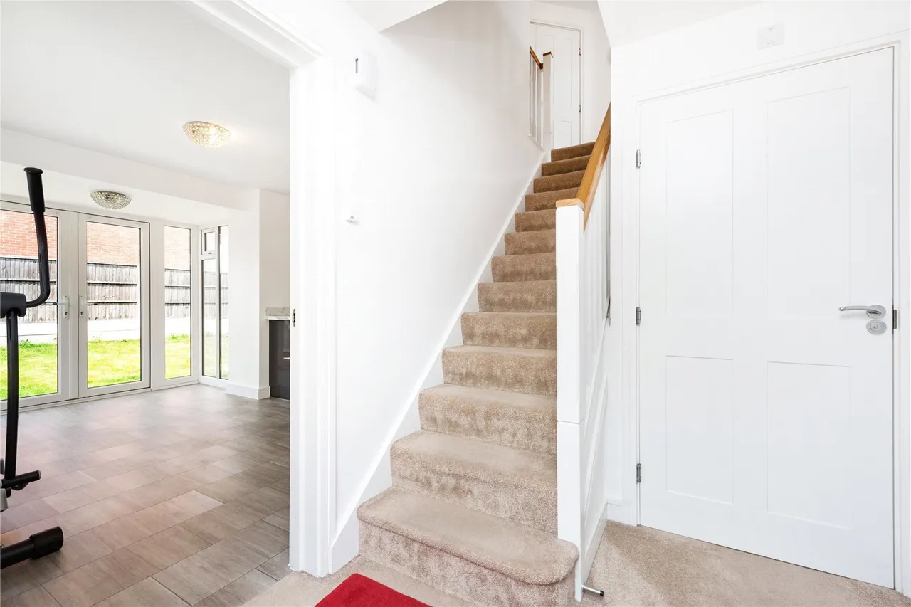 Griffiths Close, Bushey, WD23, photo 2