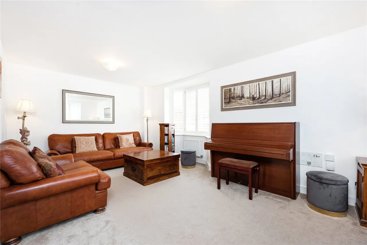Griffiths Close, Bushey, WD23, photo 3