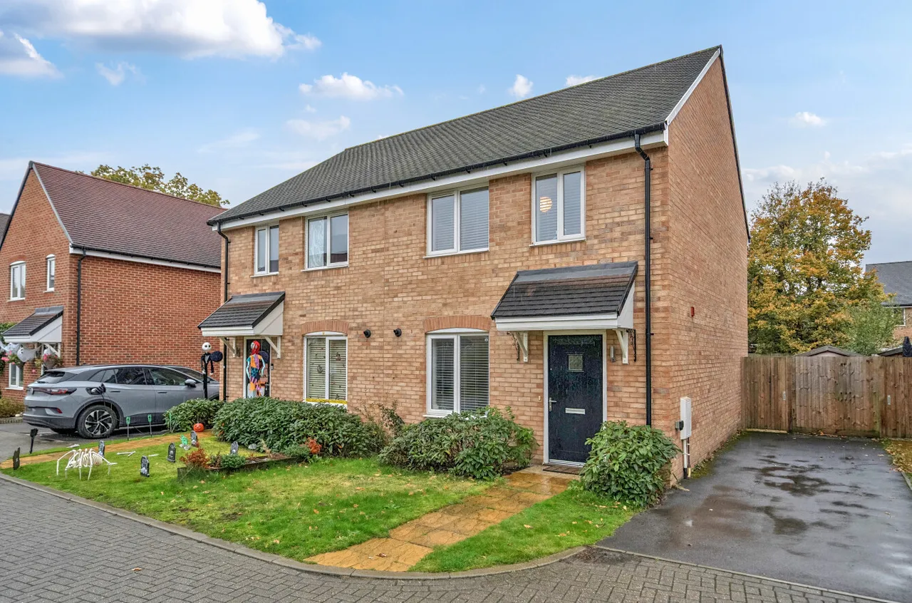 2 bed house for sale — Lucas Drive, West End, Woking, Surrey, GU24 9GG
