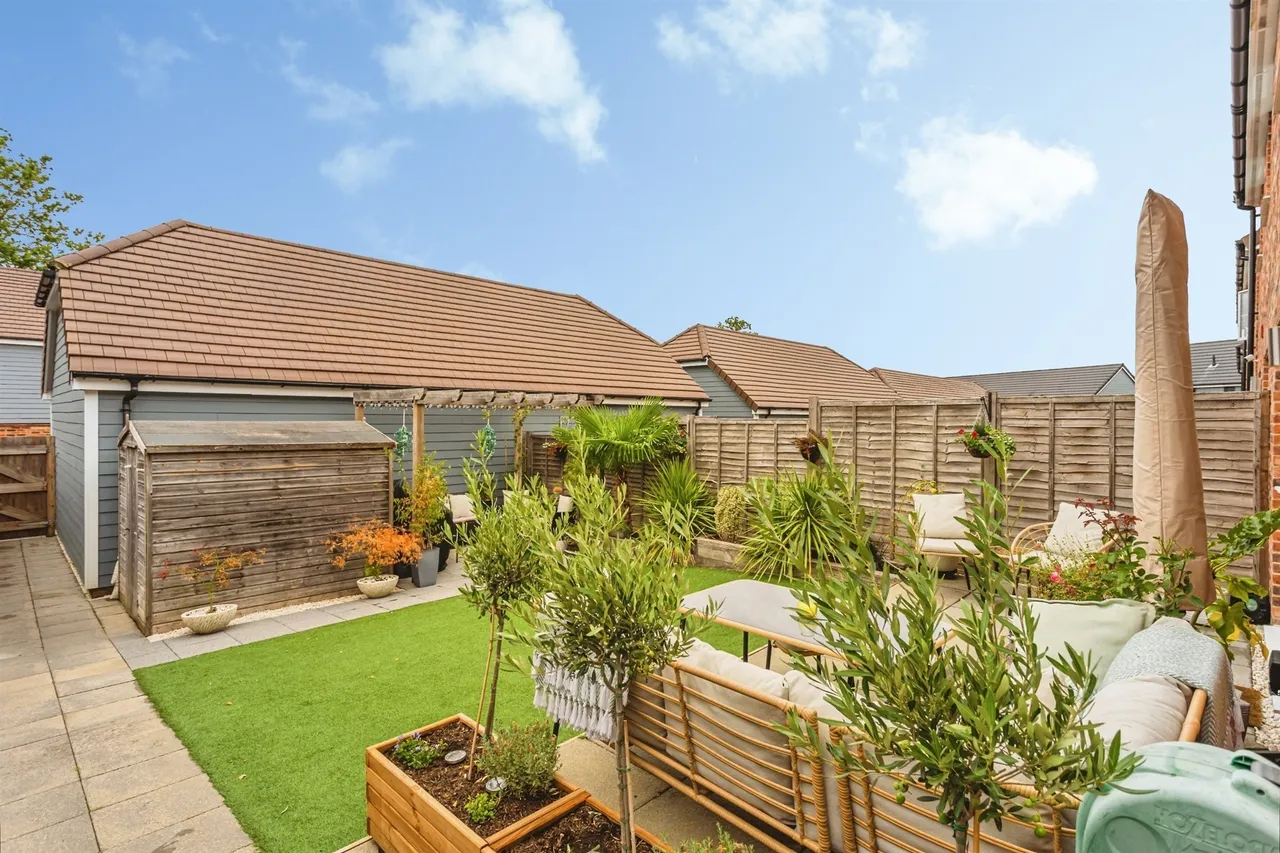 Icarus Avenue, Burgess Hill, RH15, photo 10