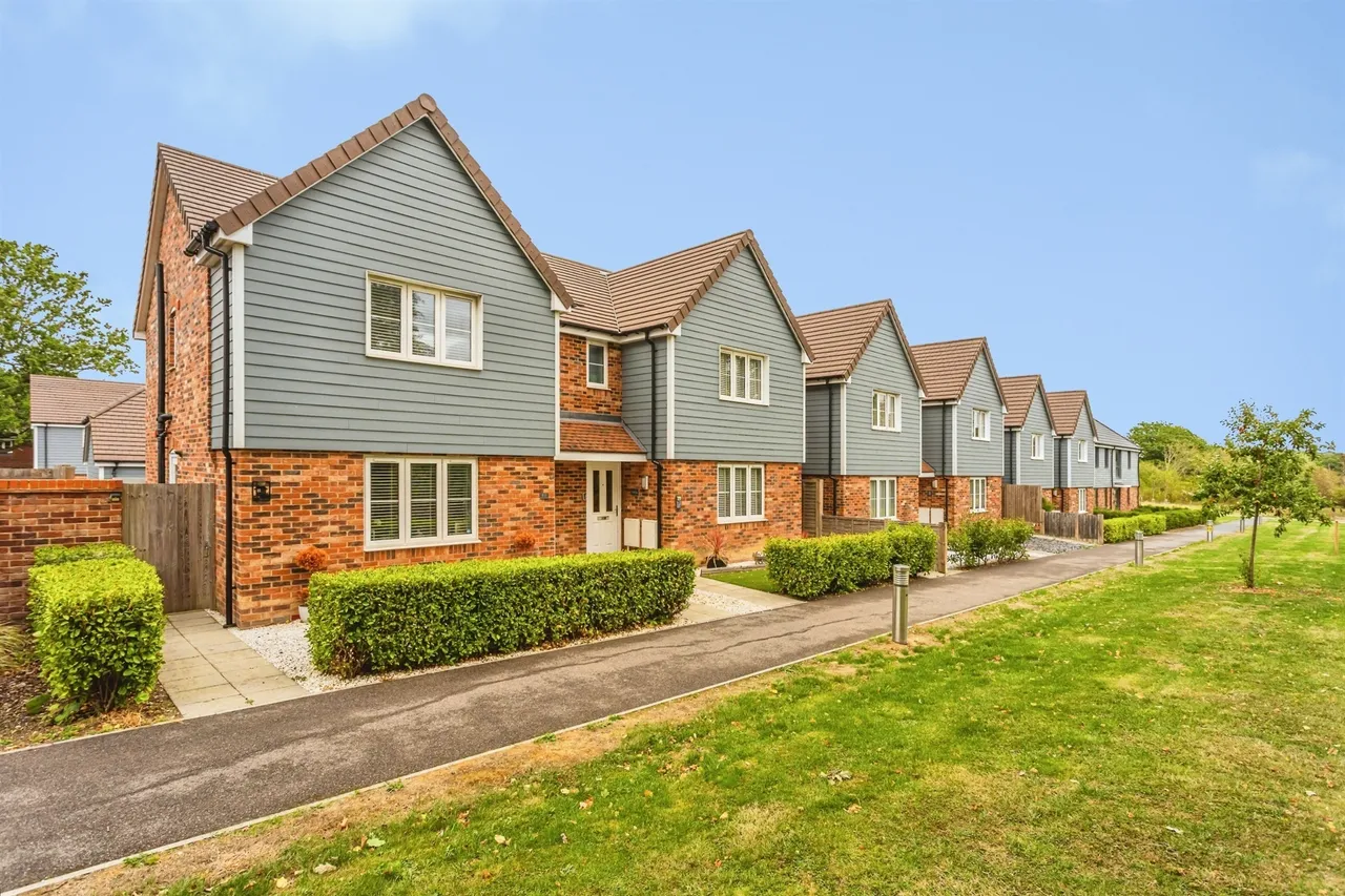 Icarus Avenue, Burgess Hill, RH15, photo 13