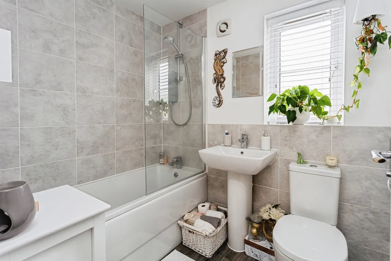 Icarus Avenue, Burgess Hill, RH15, photo 9